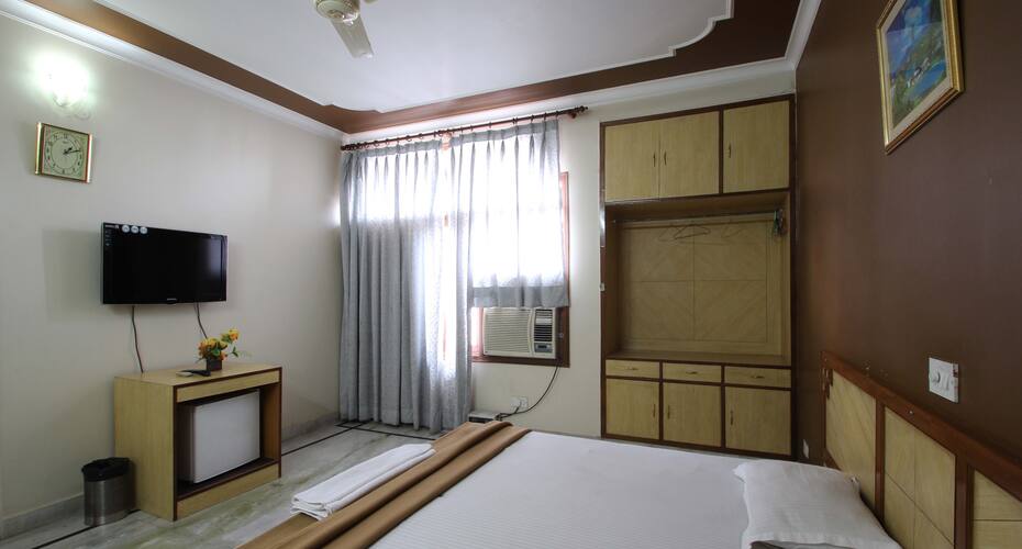 Hotel Starline - Sector 15, Gurgaon 5